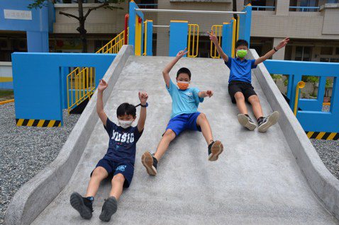溜滑梯為何不能「爬滑梯」？適合兒童的遊戲場，應由兒童打造