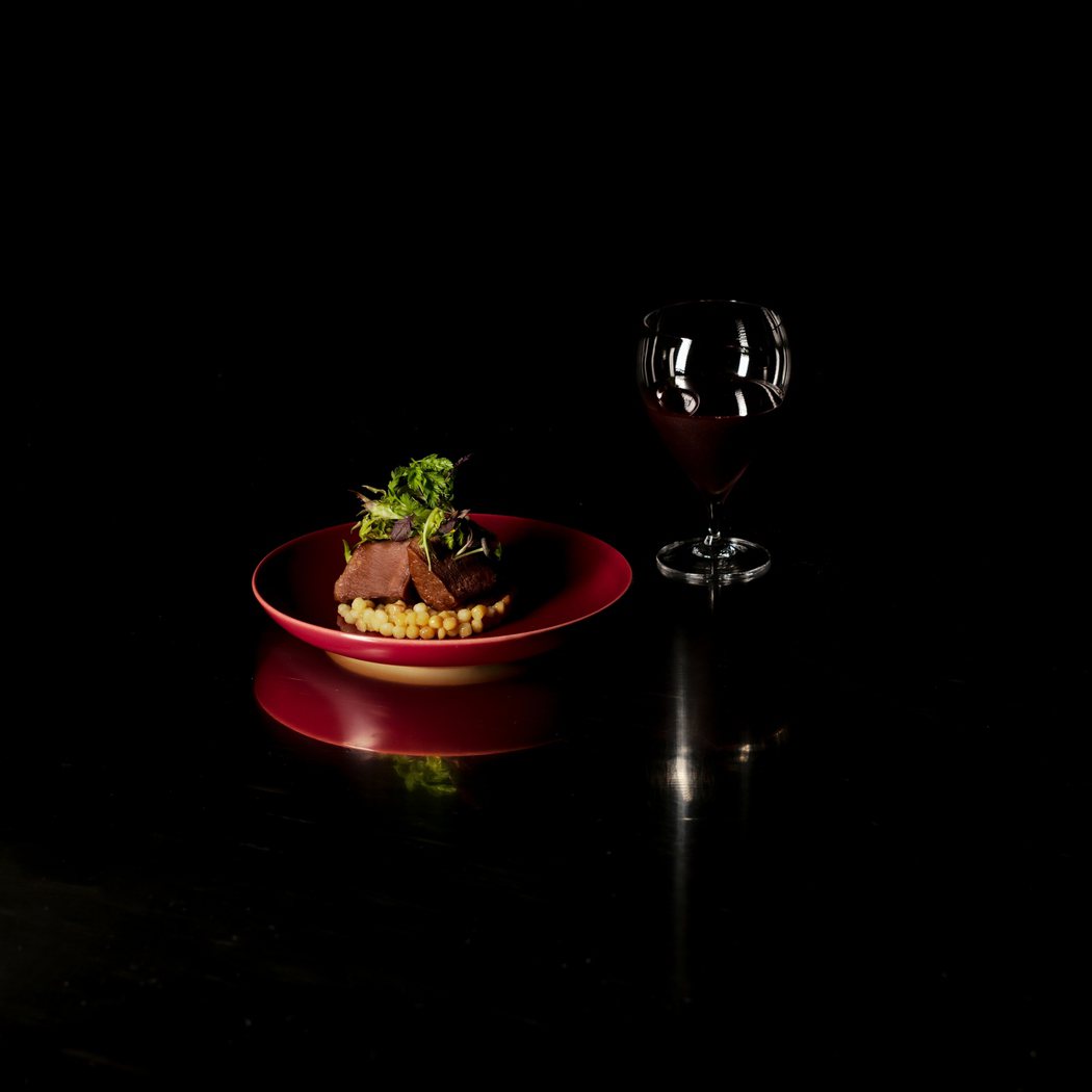MUME主菜和牛牛舌、Room by Le Kief紅酒系調飲。 圖／Room ...