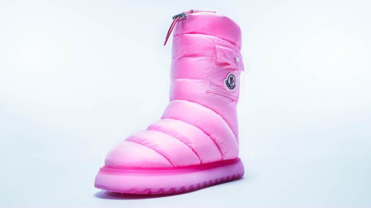 Gaia Pocket Mid雪地靴粉紅色款，價格店洽。圖／Moncler提供
