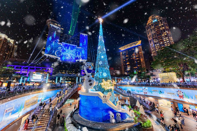 「2022新北歡樂耶誕城」精彩無比的光雕主燈秀與雪寶主題耶誕樹。圖／新北市觀旅局提供