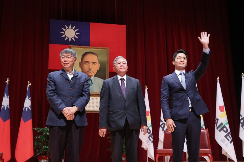 民眾黨主席柯文哲（左）今在臉書發文，指台北市長蔣萬安(右)已宣布明年起普發重陽敬老金1500元，聽到這個消息「仍有些失望」。圖／聯合報系資料照