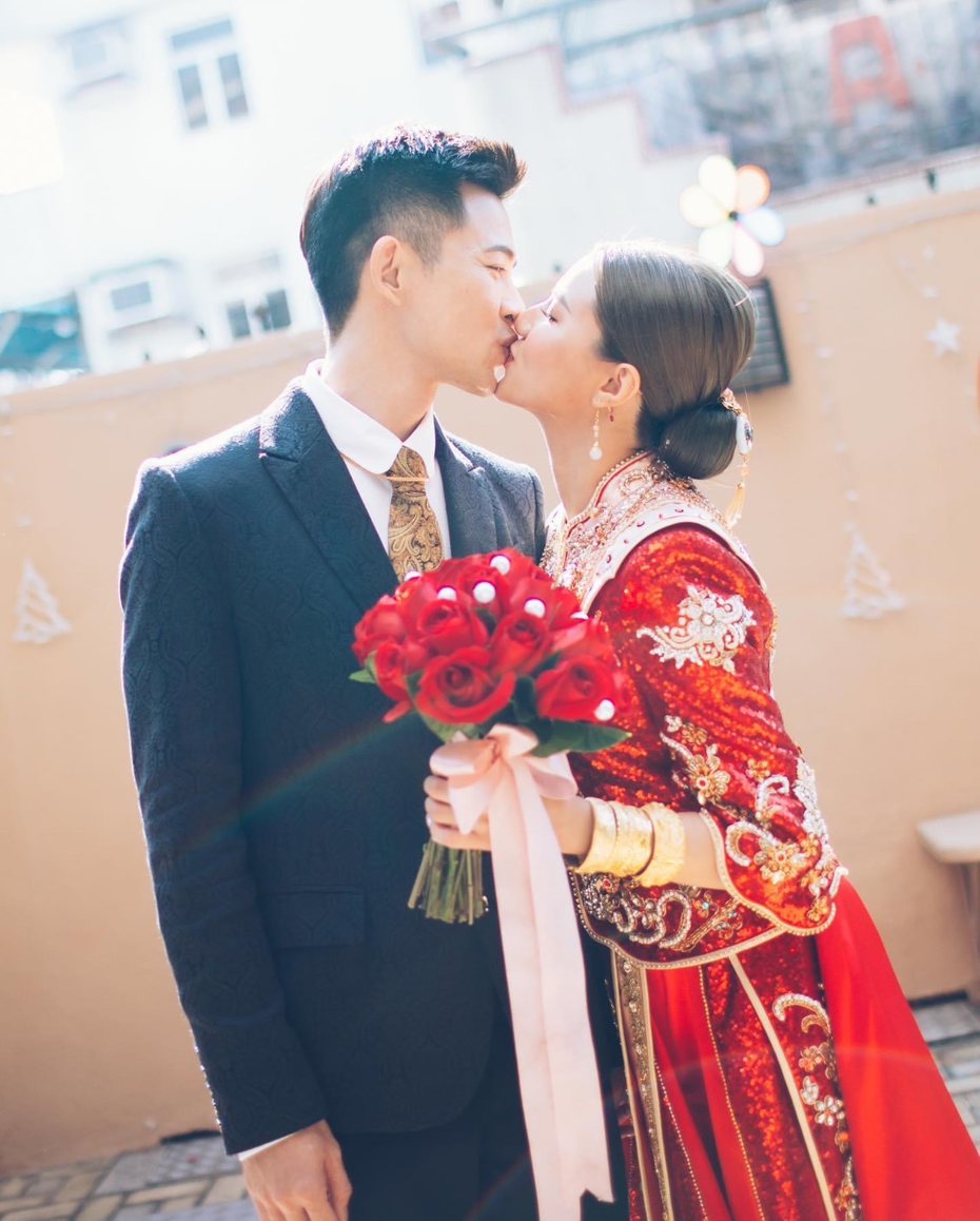 曾子益與小8歲嬌妻完成香港婚禮，2人甜蜜親吻羨煞人。圖／摘自臉書