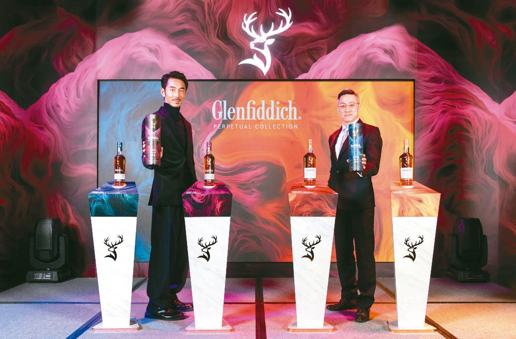 藝人李李仁（左）、格蘭菲迪威士忌台灣區品牌大使詹昌憲，共同為格蘭菲迪全新《非凡永恆臻選系列》站台。
格蘭父子／提供