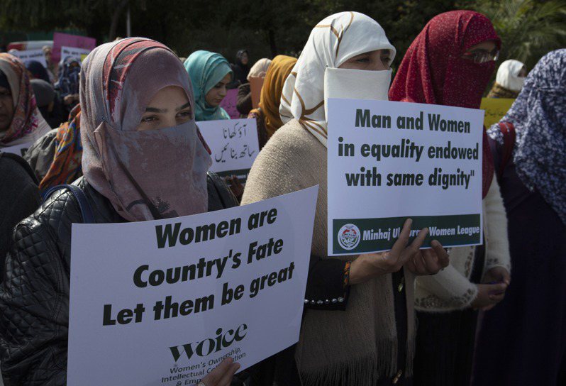 在巴基斯坦，女性常被视为次等公民，强暴案难以定罪。照片为巴基斯坦妇女示意图。（美联社）(photo:UDN)