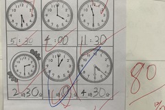 小一考卷看時鐘寫數字 這一細節讓眾人崩潰：老師死腦筋欸