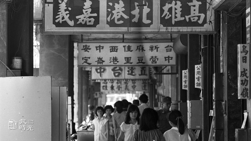 圖為台北街頭客運遊覽車業者營業情景。圖／聯合報系資料照（1980/06/07　朱立熙攝影）  
