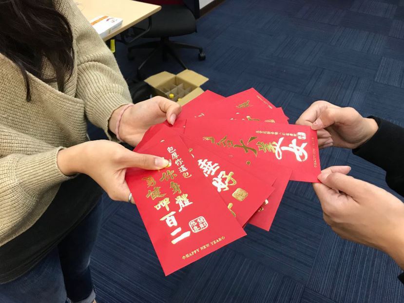 農曆新年發紅包是華人文化中年節氣氛特別濃厚的環節。 圖／黃惠群攝影