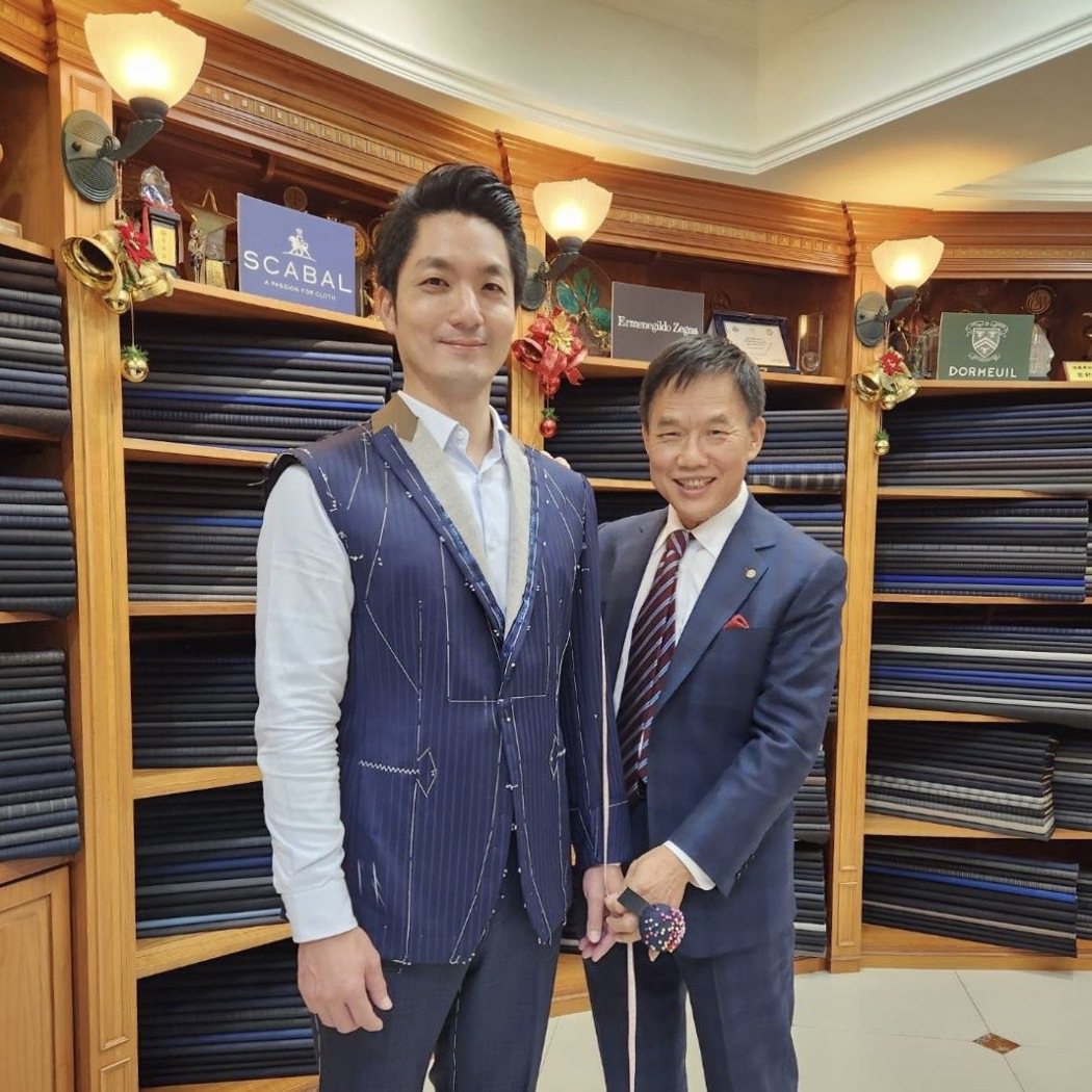 台北市長蔣萬安（左）特別找總統裁縫師,也是紳裝西服董事長李萬進（右）訂製就職西裝...
