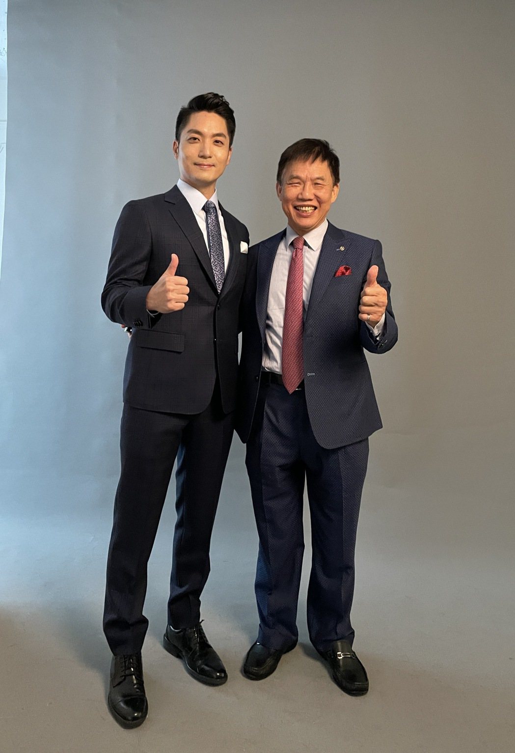 台北市長蔣萬安（左）與紳裝西服董事長李萬進（右）於店內合影 紳裝西服/提供