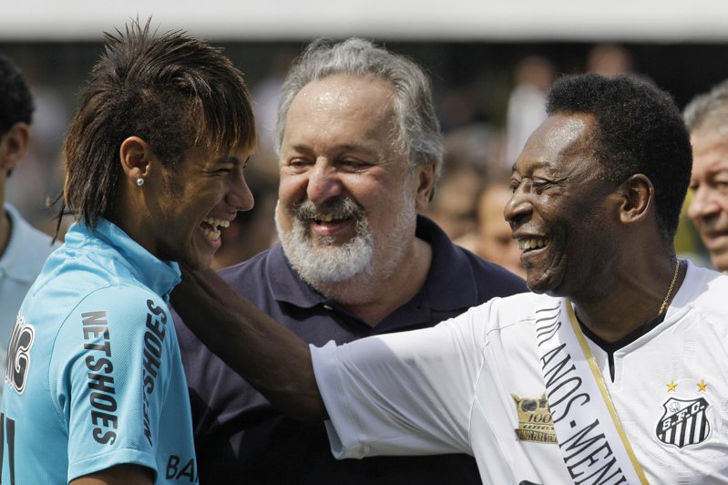 巴西足球名將內馬爾(Neymar)在Instagram上懷念比利，圖為內馬爾年輕時與比利相見歡。 美聯社