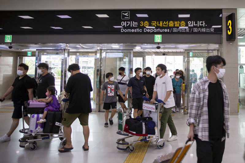 南韩今天也宣布，至明年2月底前，中国旅客在登机前、以及入境后首日接受PCR筛检。新华社(photo:UDN)