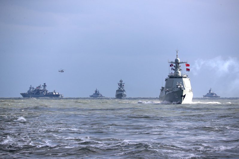 共軍發布航行警告，宣告將在海上展開新的軍演。 圖為共軍與俄軍去年底在台灣附近的東海海域舉行聯合軍演。（新華社）