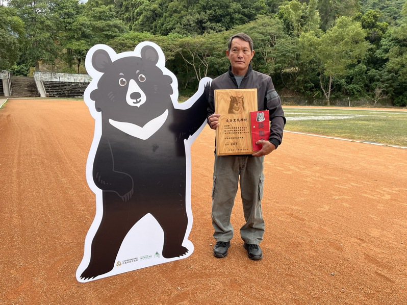 花蓮縣卓溪鄉民蘇明生發現黑熊現身自家雞舍，主動通報並協助架設生態攝影機，今天獲頒8000元生態薪水，是全台第一人。記者王燕華／攝影