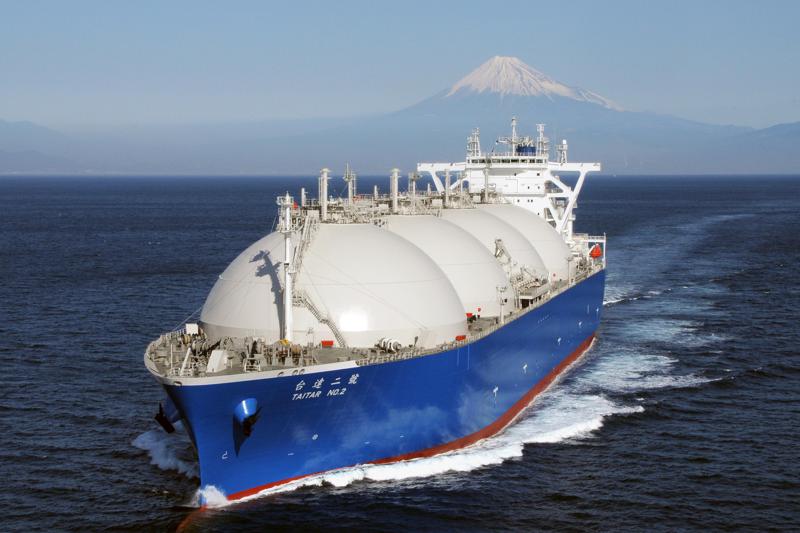台灣對天然氣的需求碰上三大難關，分別是「取得」、「運輸」和「儲存」，而在「運輸」方面，立委建議「國貨國運」，但卻不是修法就能輕易達成。圖為中油台達二號LNG船。圖／中油公司提供