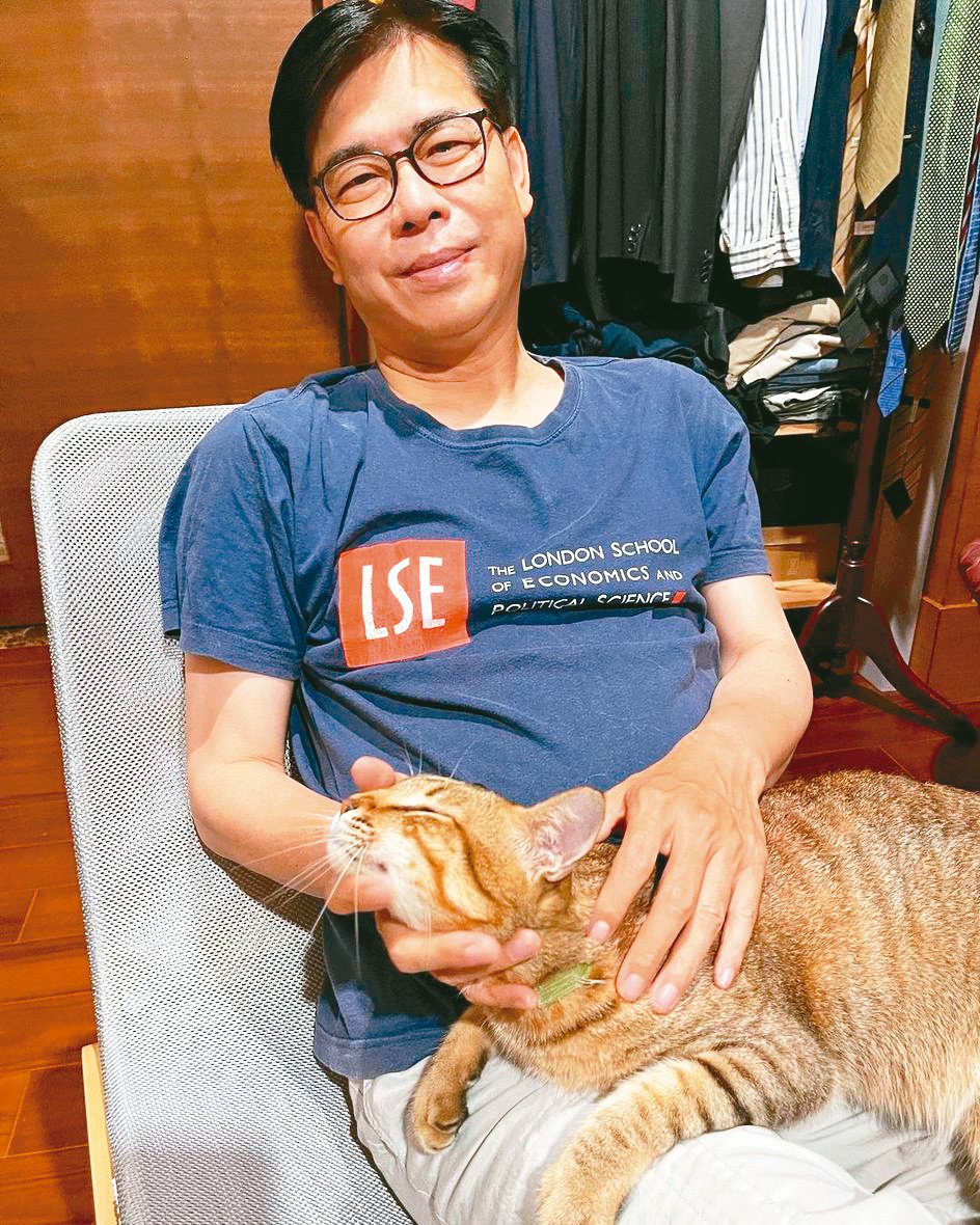 高雄市長陳其邁是知名貓奴，在家裡喜歡和貓咪互動紓壓。記者林巧璉/翻攝