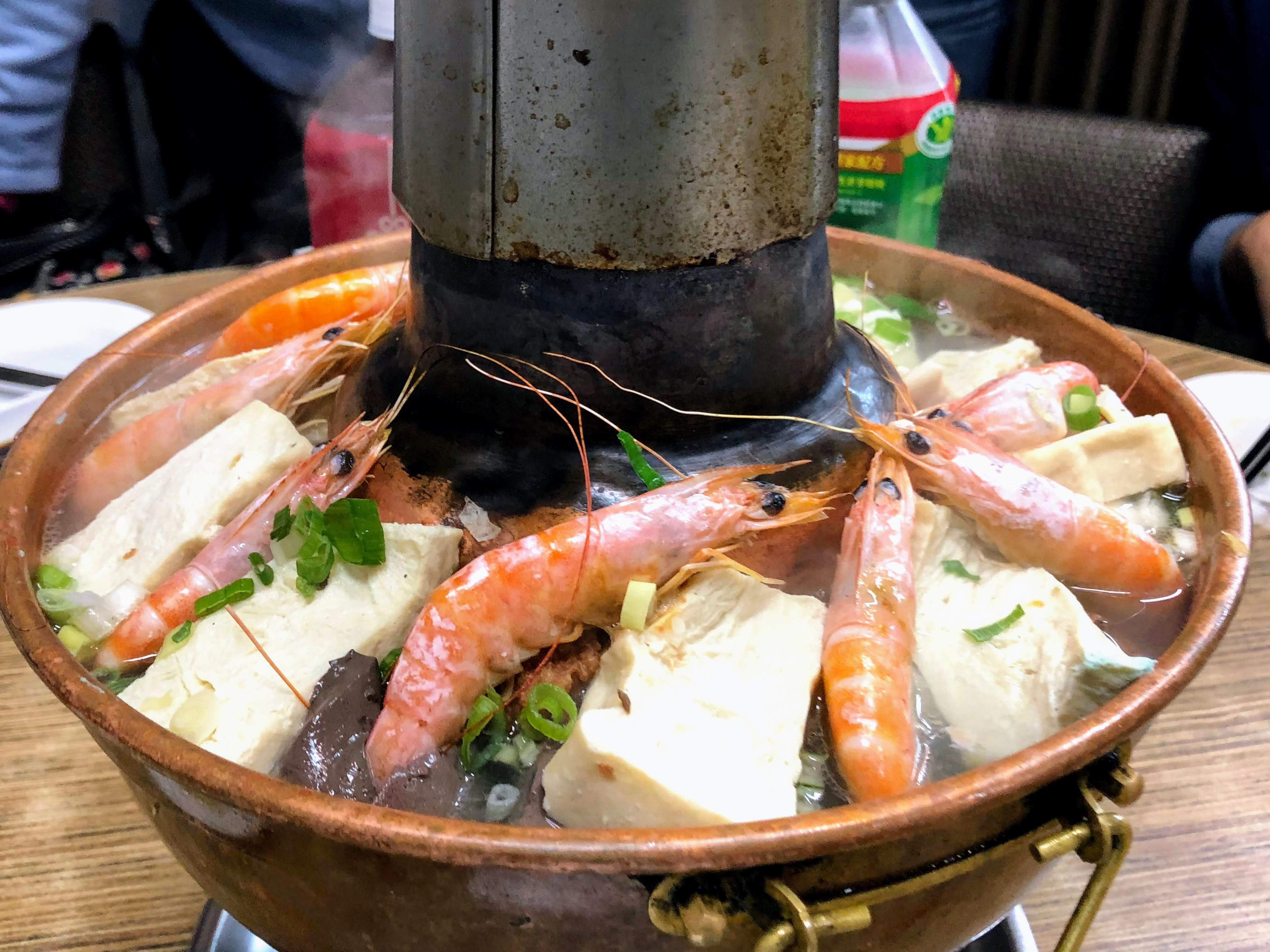 酸菜白肉鍋豐儉由人，除了傳統白肉、紅肉，放入蝦子等海鮮也有不同風味。圖/柯永輝提供