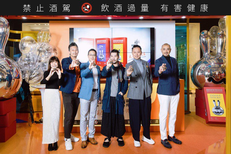 台灣三得利品牌經理Manon（左起）、行銷經理Eason、總經理Alex、紅點設...