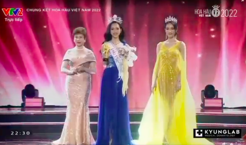 2020年越南小姐亞軍佳麗芳英（Phuong Anh）擔任頒獎人，頒獎時芳英（右）身穿一件半透明黃色禮服，意外成為焦點。擷自推特