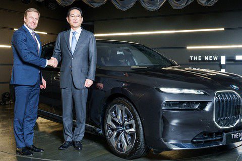 展現與三星合作13年的友誼　BMW執行長親自赴韓交付10輛i7純電房車！