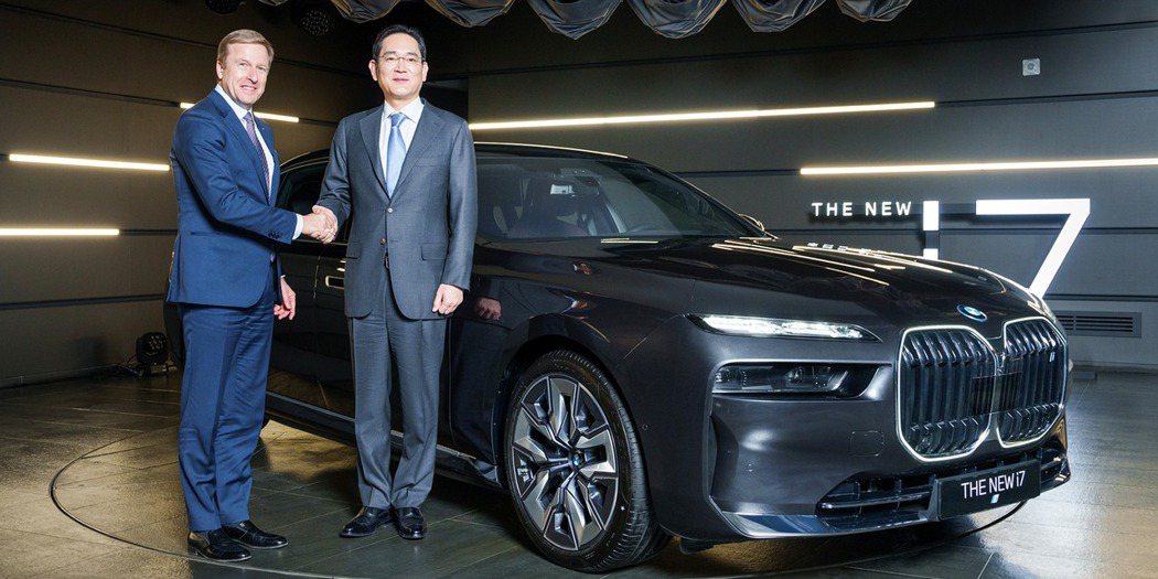 BMW執行長Oliver Zips親自前往韓國交付10輛純電房車i7給三星集團會長李在鎔。 摘自BMW Korea