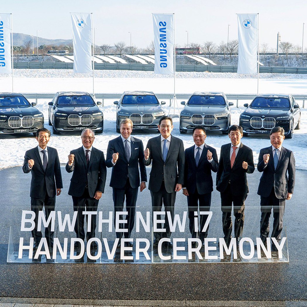 BMW執行長Oliver Zips親自前往韓國交付10輛純電房車i7給三星集團會...