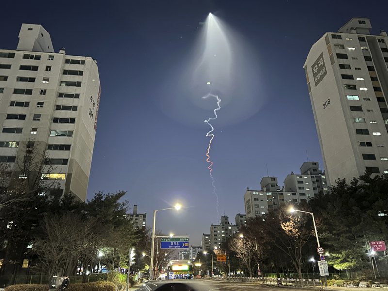 南韓30日晚間有不少民眾回報，在空中看見不明飛行物，有人以為是看到UFO，或是北韓發射飛彈。對此，南韓國防部回應，其實是軍方試射的一枚固態燃料火箭。美聯社