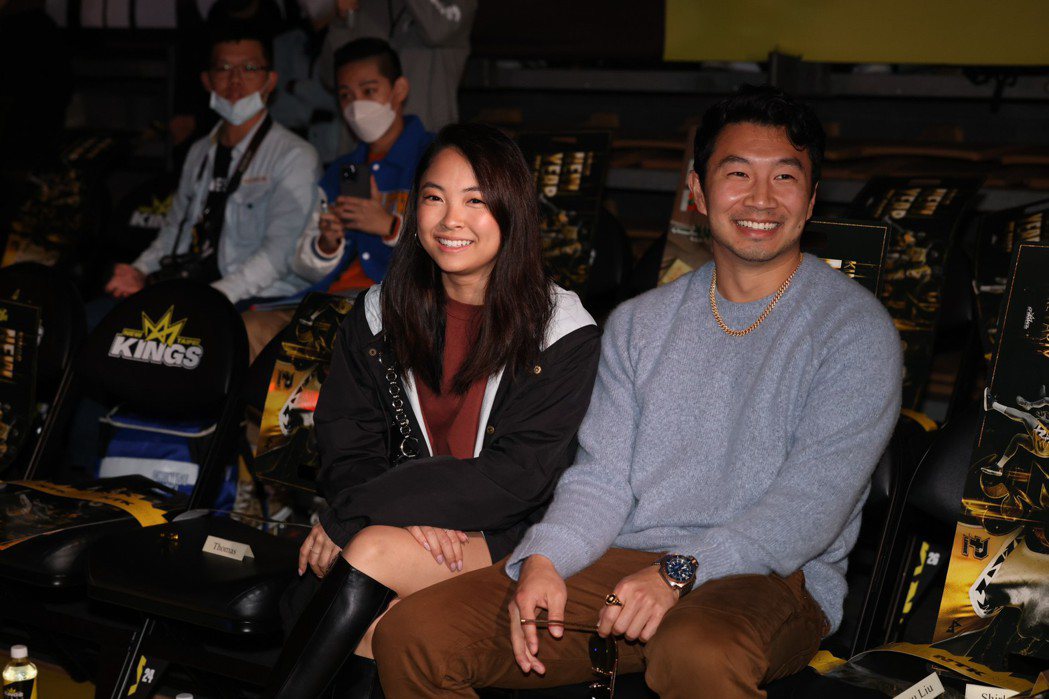 “尚气”刘思慕(右)带台裔女友Alison Hsu一起前往看球。记者李政龙／摄影