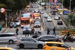 他問「台灣交通那麼慘的根本原因為何？」 網搖頭曝關鍵：沒救了