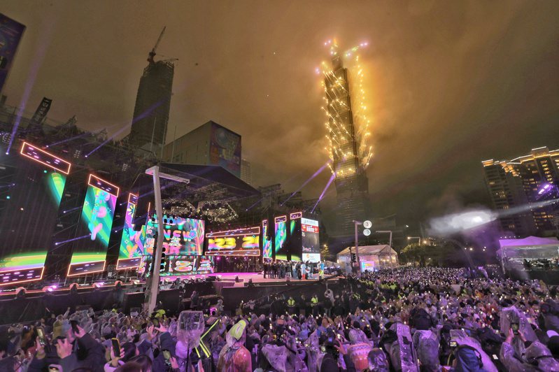 台北101昨天施放跨年煙火，2萬名市民冒雨及低溫於台北市廣場前迎新年。記者曾原信／攝影