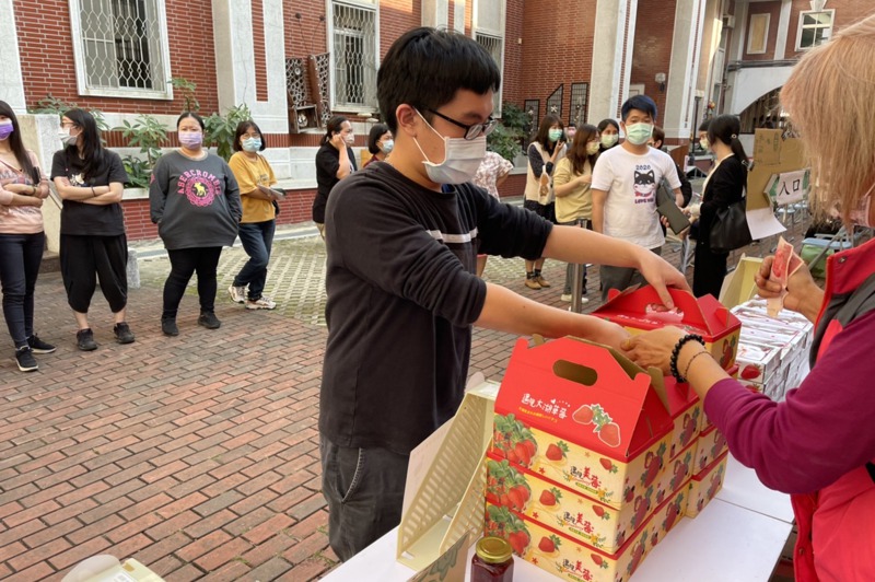 行政執行署台南分署邀請傳統糕餅業者或種植草莓的義務人在法拍會擺攤。圖／讀者提供