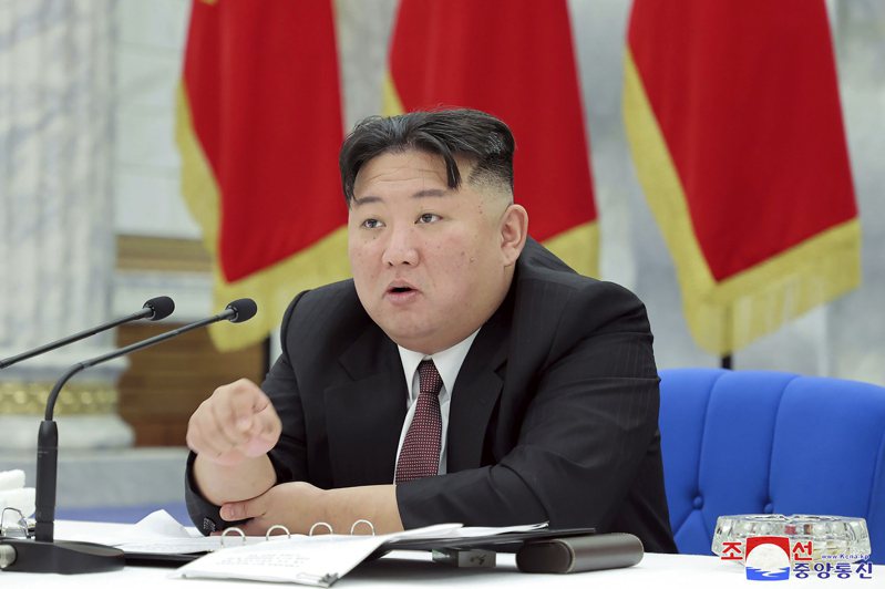 北韓領導人金正恩12月31日表示，南韓是北韓明顯的敵人，因此有必要大量製造戰術核武。 美聯社