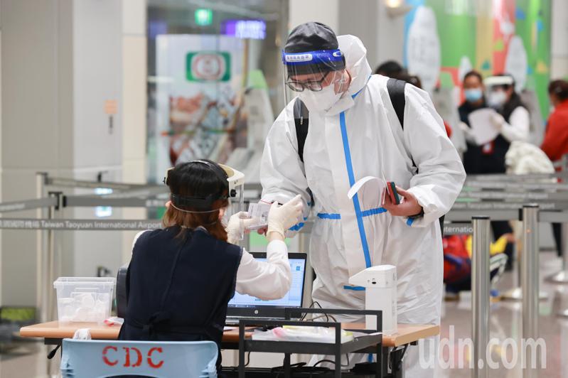 今天起至31日，自大陸（不含港澳）來台旅客都必須在機場實施唾液PCR採檢後才能入境，抵台乘客領取採檢用品。記者黃仲明／攝影