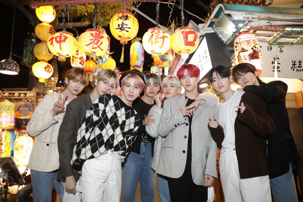 韓國男團EPEX昨晚趁著演出空檔走訪神農街。圖／台南市政府提供