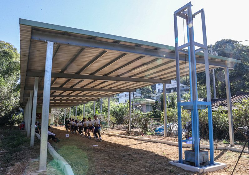 在新竹芎林產業道路旁一座簡單的鐵皮建築物，就是猛瑪象室外拔河俱樂部的訓練場所。 中央社