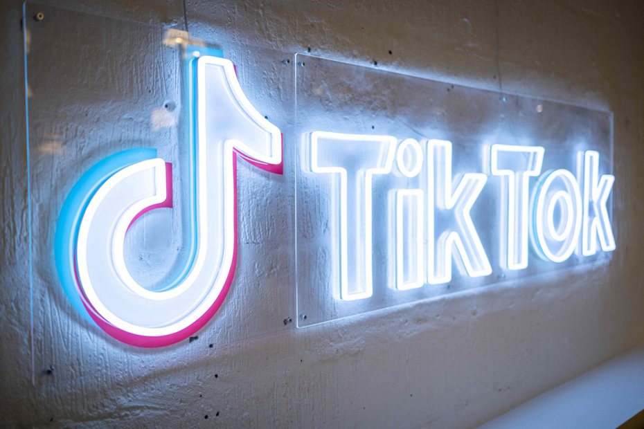 美國議員蓋拉格認為TikTok是「數位芬太尼」，因為「它的成癮性很高，破壞力很強，尤其是對美國年輕男女」。 法新社