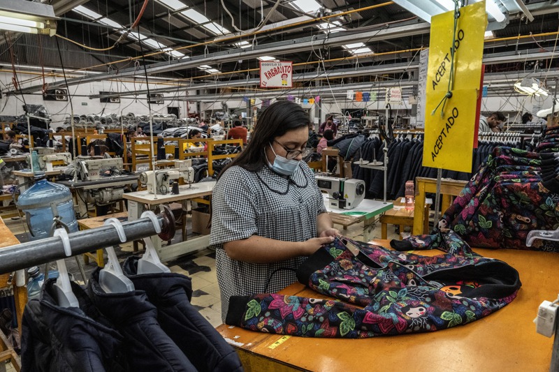 設於墨西哥蒂薩尤卡市的服飾公司普思洛，去年拿下美國零售大廠沃爾瑪約100萬美元的員工制服訂單。圖／紐約時報