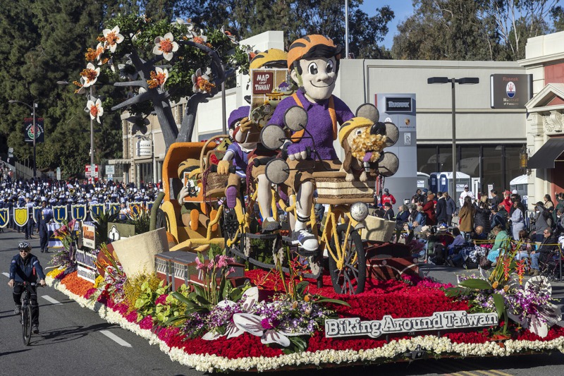 美國西岸洛杉磯知名的玫瑰花車遊行是當地年度盛事，圖為華航去年以「自行車遊台灣」為主題蟬聯國際花車首獎。圖／華航提供