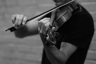 十六歲的猶太少年「星」，從美國來到巴黎學音樂，將來要成為一名小提琴家，然而大家不知道的是，他的人生是從不斷失去開始的。（圖／Unsplash）