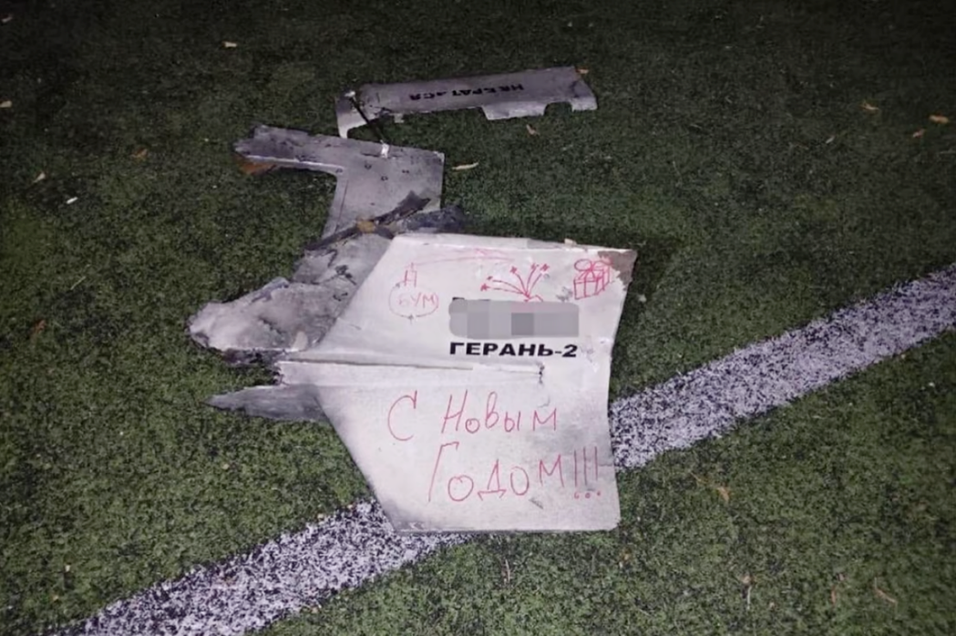 俄軍無人機遭擊落的照片，殘骸上有俄語寫著的「新年快樂」。 圖／基輔州警局局長內比...