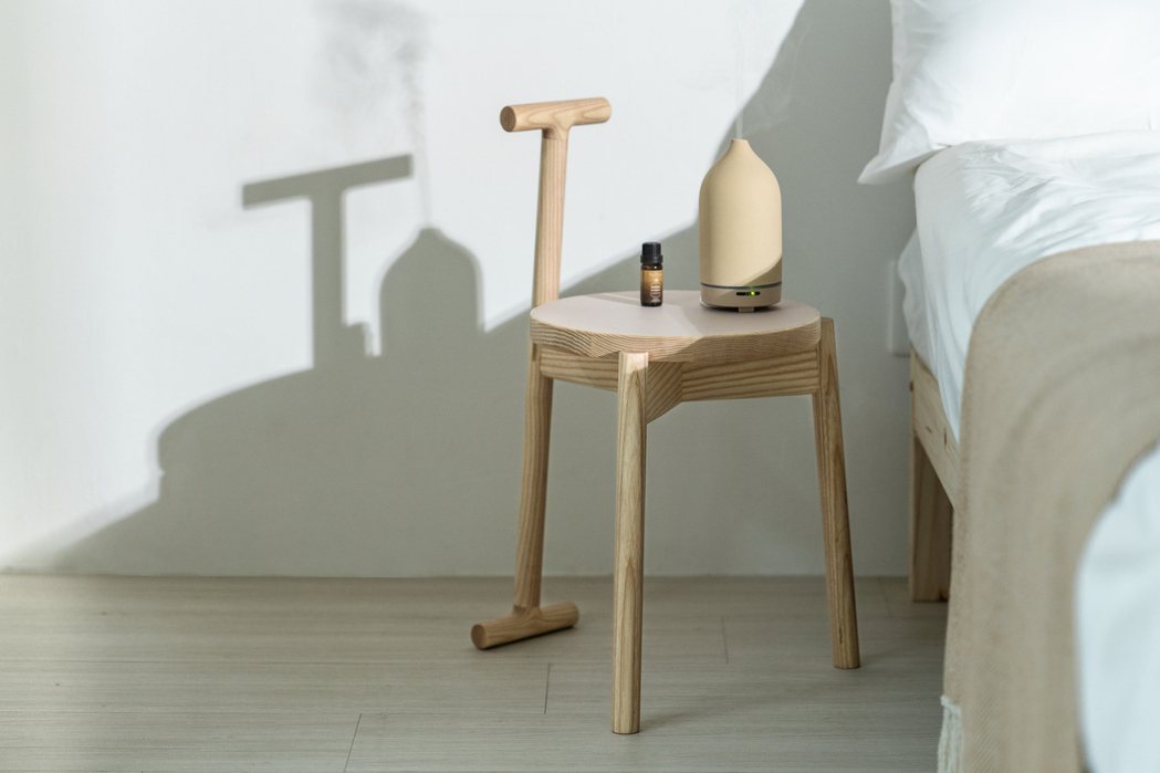 Kino Stick霧面防滑的椅面質地與高度，能靈活運用於客廳、臥室等空間。 圖...