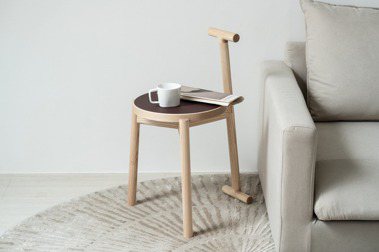 除了作為家中座椅，Kino Stick防滑椅面質地也適合作為茶几及邊桌使用，為空間帶來安定沉穩感受。 圖／TOAST提供