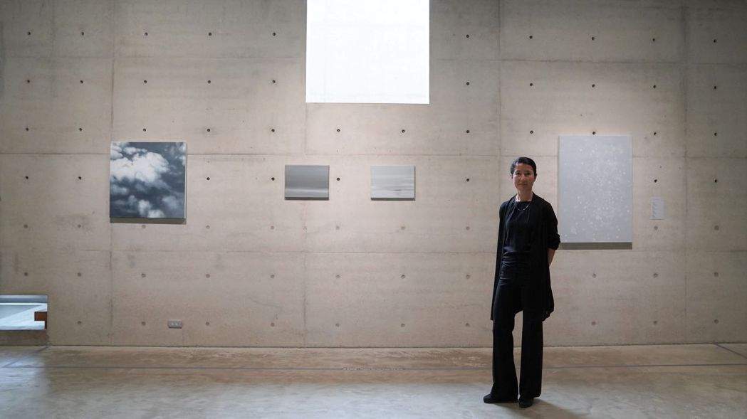 日本藝術家小笠原美環與《自己的房間—小笠原美環個展》作品。 圖／毓繡美術館提供
