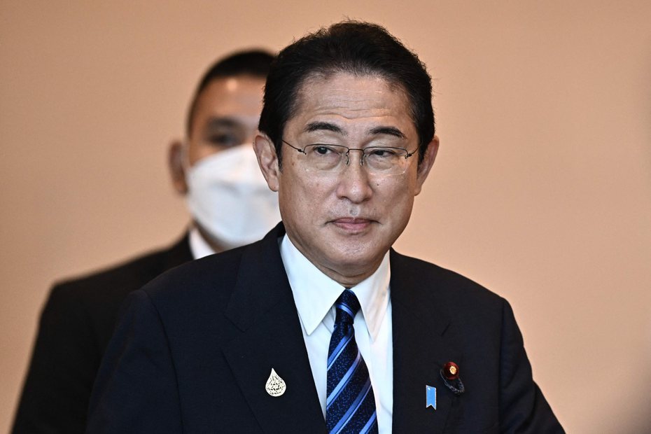 日本首相岸田文雄曾當面要求蘋果執行長庫克「在日本iPhone上加入數位身分證」。法新社資料照