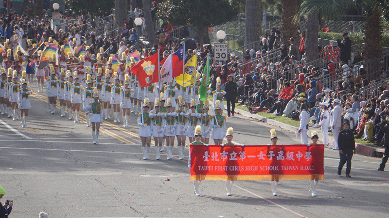 北一女中樂儀旗隊125名學生代表台灣參加美國加州的玫瑰花車遊行，獲得現場觀眾熱烈歡迎。中央社