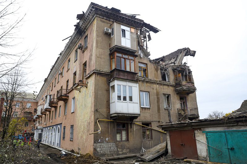 乌克兰跨年夜袭击乌东城镇马克耶夫卡，造成63名俄军阵亡。图为马克耶夫卡毁损的民宅。 美联社(photo:UDN)
