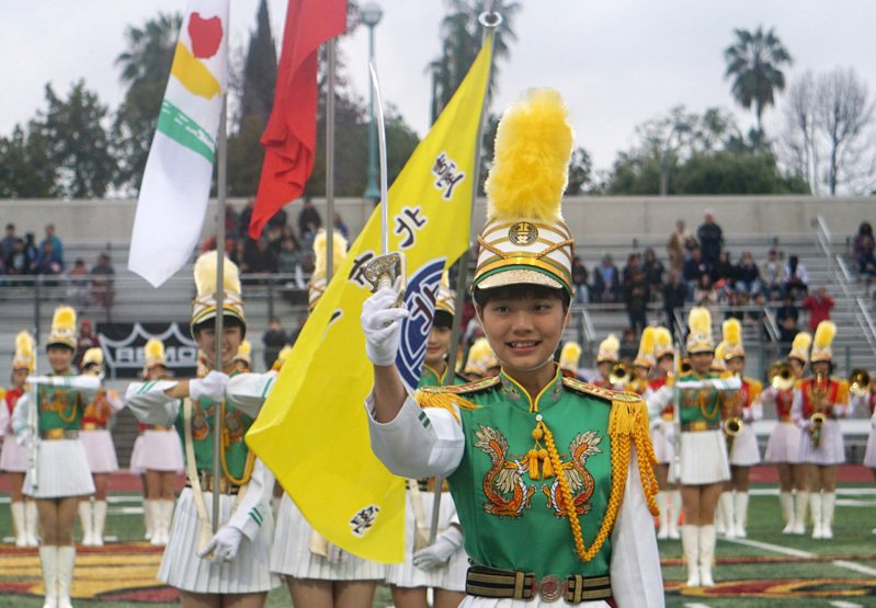 北一女樂儀旗隊代表台灣參加美國玫瑰花車遊行，為配合大會安全規定，無法使用平時練習的指揮刀。圖為12月30日儀隊隊長在另一場合使用指揮刀。圖／中央社