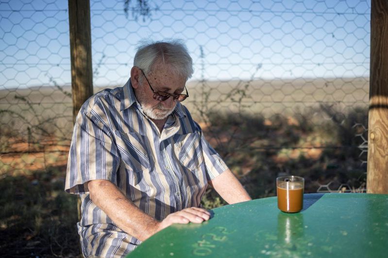 90岁的雨果每週四进入南非沙漠送报前，总会把沖好的咖啡倒进保温瓶，带着数颗水煮蛋，并用毛巾遮住双腿，以免遭烈日晒伤。法新社(photo:UDN)