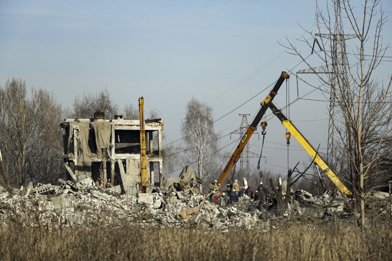 路透社报导，俄国国防部罕见地透露，在跨年夜的强烈爆炸中，设在乌克兰马克耶夫卡市（Makiivka）一所职业学院的俄军临时营房遭到摧毁，造成63名官兵丧生。美联社(photo:UDN)