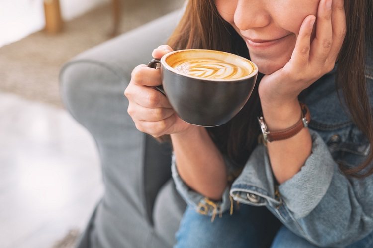 你習慣每天喝咖啡嗎？一天都喝幾杯呢？不少人都有喝咖啡的習慣，期望透過咖啡因活絡思緒、減輕疲勞，但若是空腹喝好嗎？怎麼喝才健康？