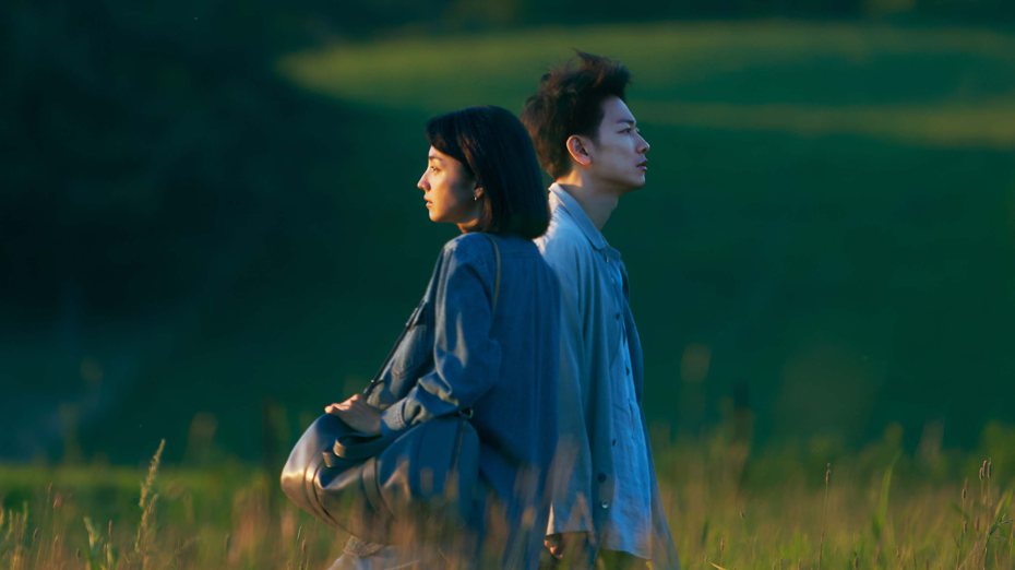 佐藤健和滿島光聯手掀起純愛旋風。圖／Netflix提供